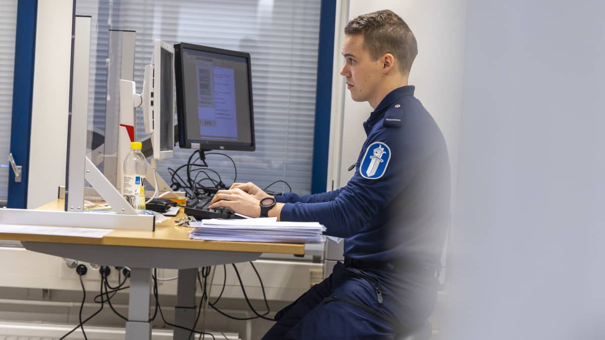 vanhempi rikoskonstaapeli istuu työhuoneessaan Suonenjoen poliisiasemalla. Hän suorittaa rikostutkintaa, joista kansalaiset ovat tehneet rikosilmoituksia.