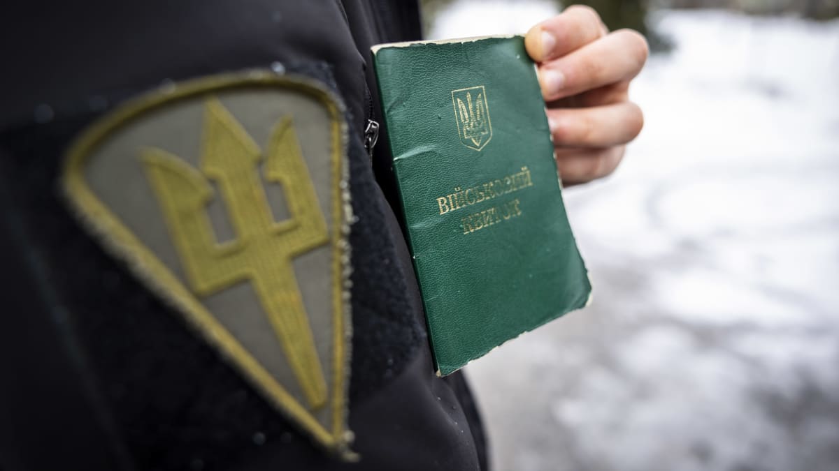 Ukrainan hallituksen puolelle Venäjää vastaan sotimaan lähdössä oleva suomalainen esittelee Ukrainan passiaan.