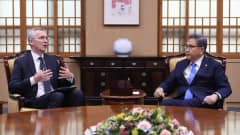 Naton pääsihteeri Jens Stoltenbergkeskustelee Etelä-Korean pääministeri Park Jiniä.