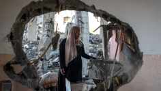 En palestinsk kvinna inspekterade ruinerna efter ett bombat bostadshus i Rafah på lördag morgon. 