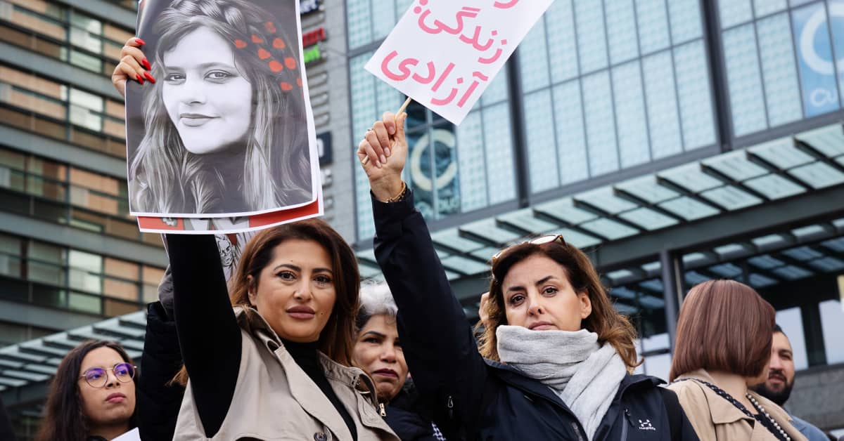 Maailma osoittaa tukeaan Iranin naisille – mielenosoittajat liikkeellä niin  Helsingissä, Madridissa, Lontoossa kuin Tokiossakin