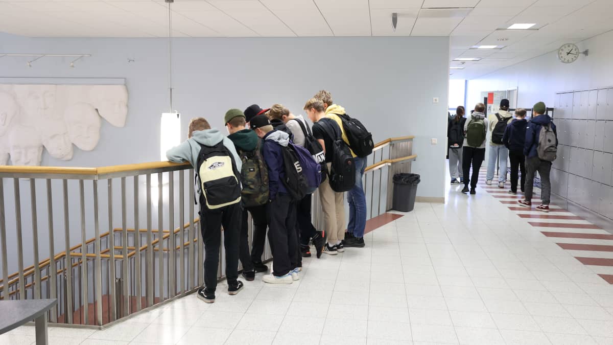 Koululaisia koulun käytävällä.