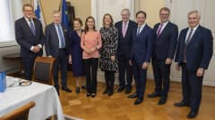Nykyinen ja entiset pääministerit seisovat valtioneuvoston linnassa.