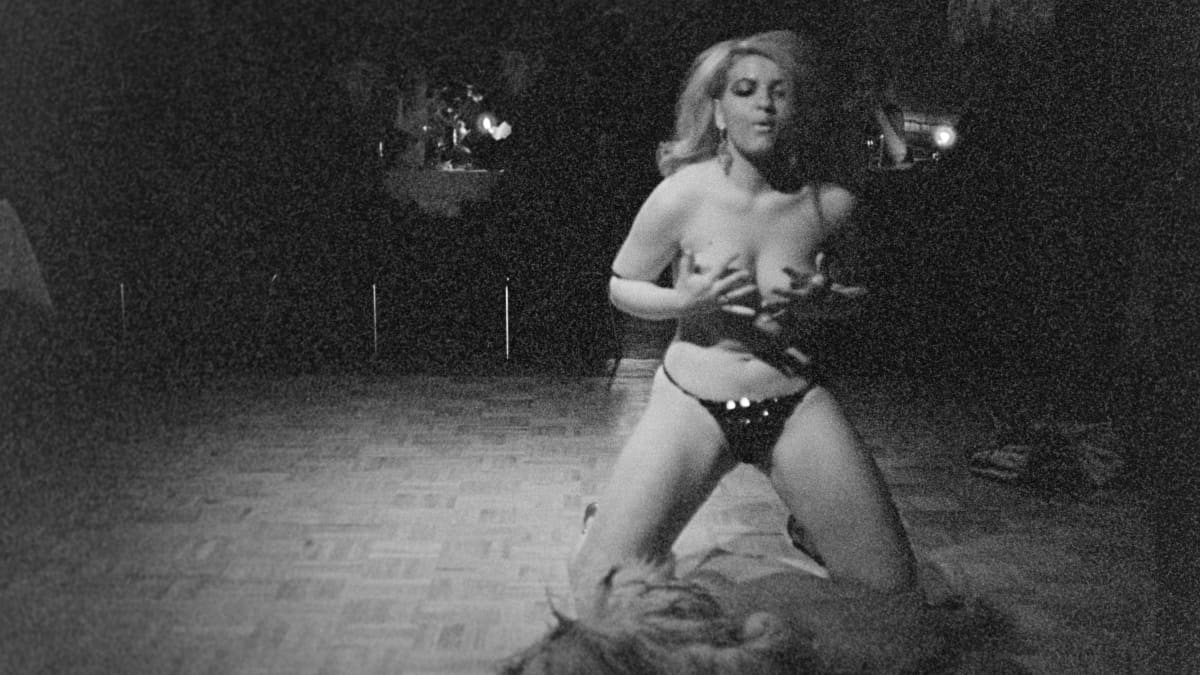 Striptease-esitys. Striptease- esiintyjä, nainen (strippari) esiintyy ravintolassa. Yleisradion televisio-ohjelma "Naantalin iltaa".