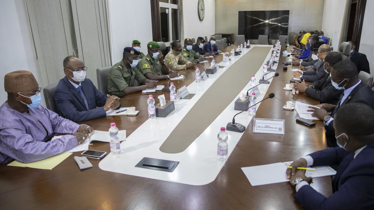 Malin vallankaappaajat ja Länsi-Afrikan maiden edustajat istuivat kokouspöydän äärellä.