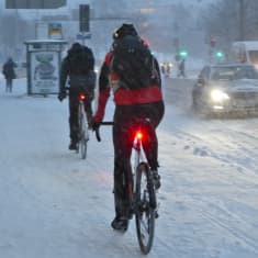Cyklister i snöoväder.