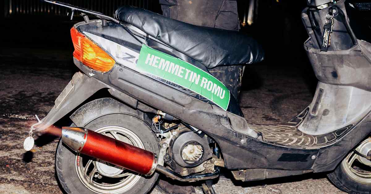 Onko mopoilijoita heitelty tavaroilla Espoossa? Poliisi arvioi väitteitä väkivallasta