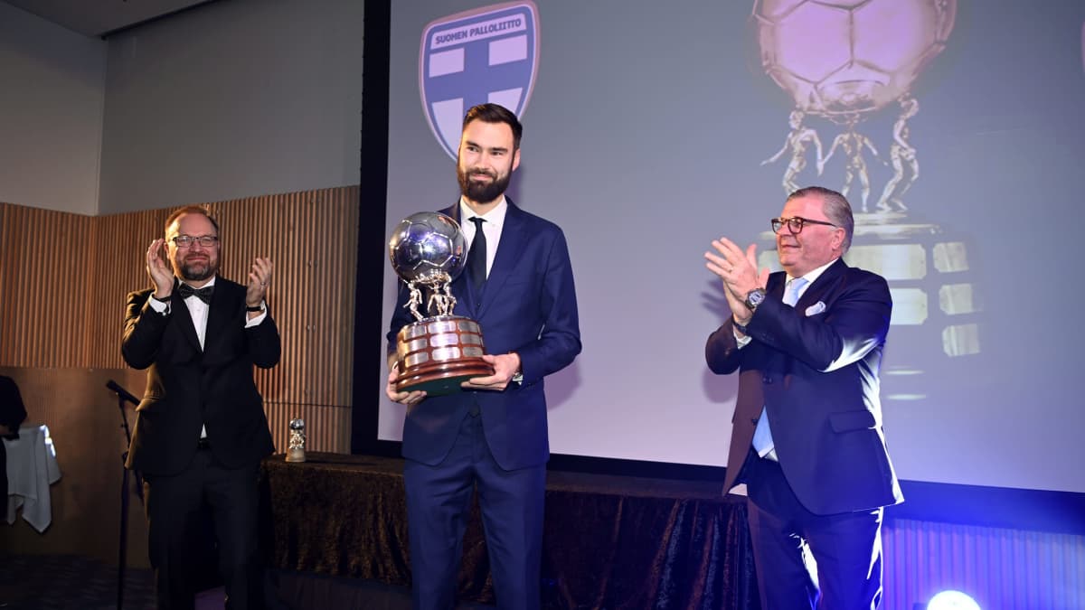 Tim Sparv tar emot Captains Ball. 