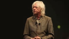 Kuvassa Sir Bob Geldof on puhumassa.