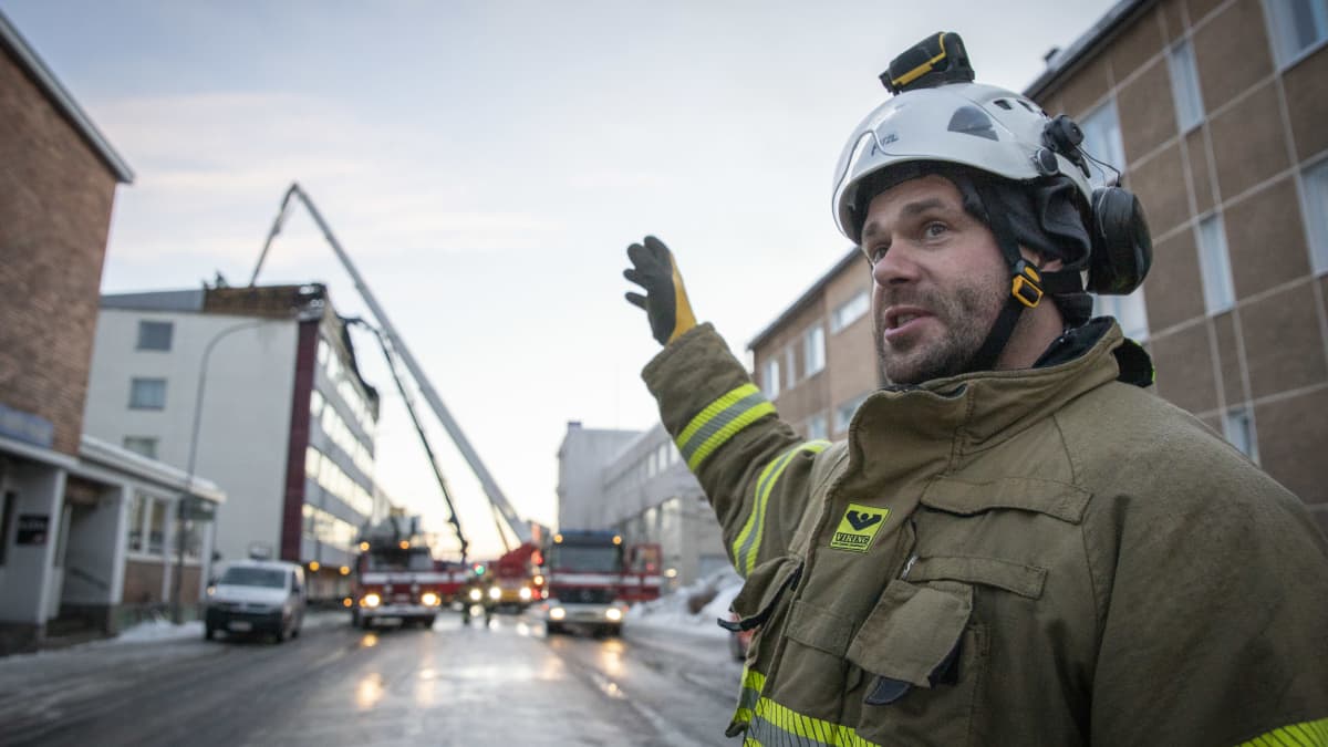 Soini Kurki kertoo tulipalosta palopaikalla.