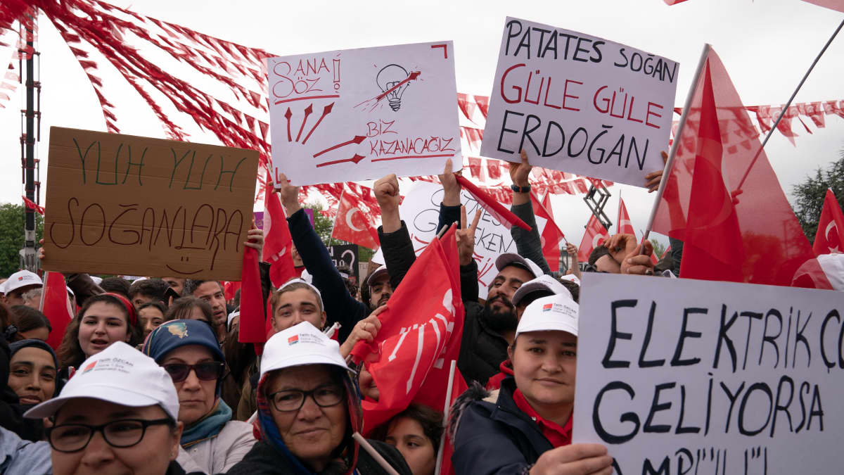 Opposition kannattajat toivottavat hyvästit presidentti Erdoganille omatekoisilla julisteilla.
