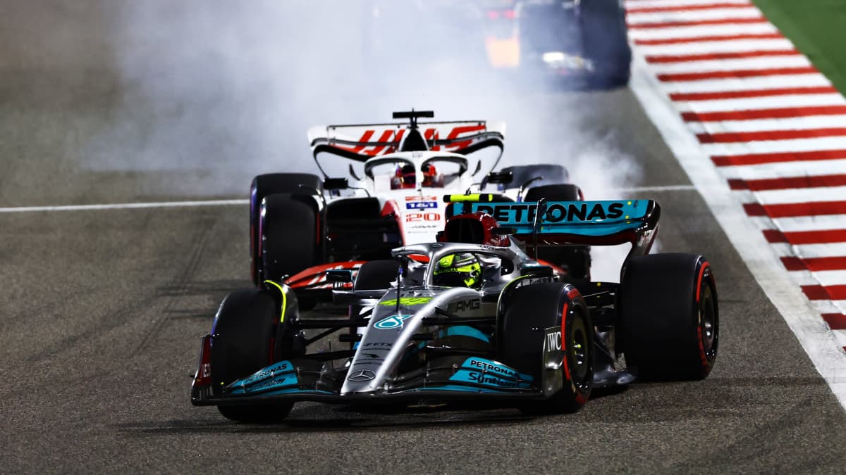 Lewis Hamilton ohittaa Kevin Magnussenin.
