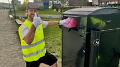Mies laittaa roskapussin älyllä toimivaan roska-astiaan.