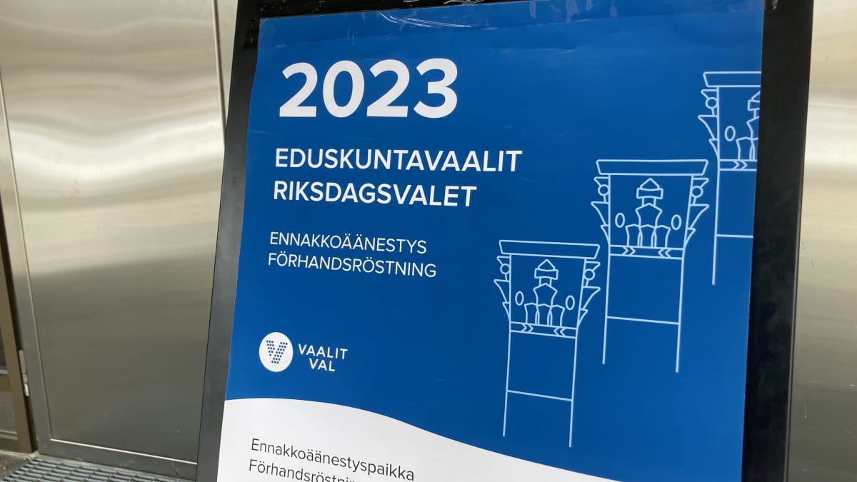 Ennakkoäänestyspaikan oven vieressä oleva ilmoituskyltti ennakkoäänestyksestä eduskuntavaaleissa.