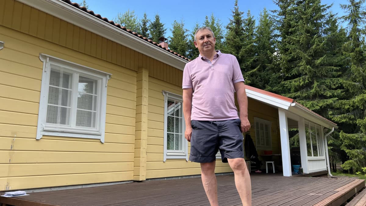 Pietarilainen Igor Kostenko mökkinsä terassilla Ruokolahdella. 