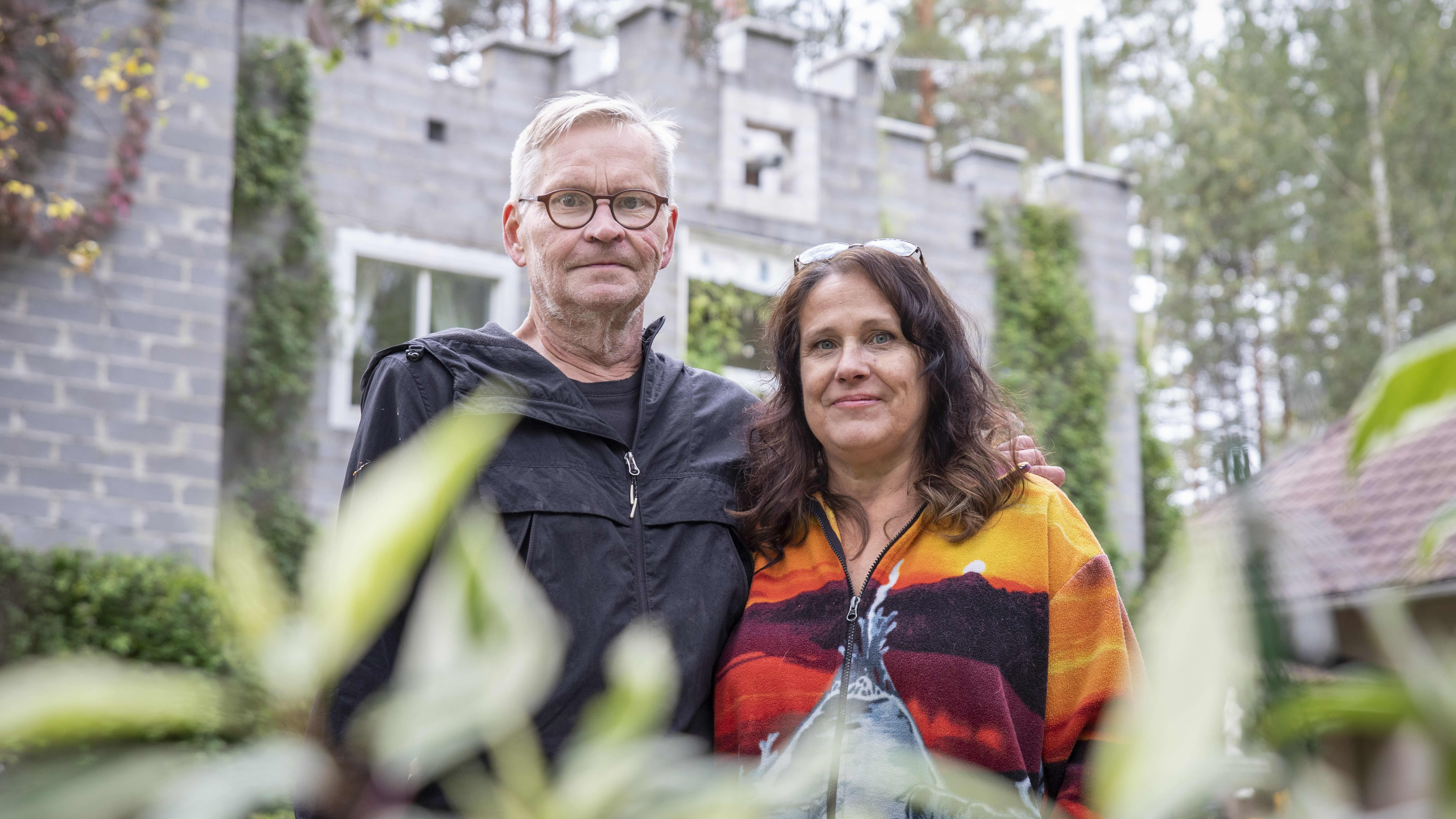 Jari ja Sirpa Turunen linnansa pihalla.
