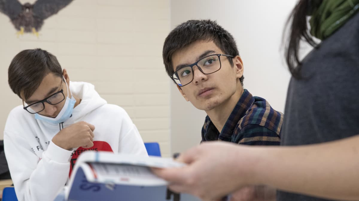 Uzbekistanilaiset Javohir Zokirov ja Elyorbek Raymov suomen kielen oppitunnilla Rautjärven lukiossa.
