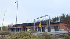 Paavolan pelastusaseman ulkoseinä Lahdessa autotien takaa kuvattuna.