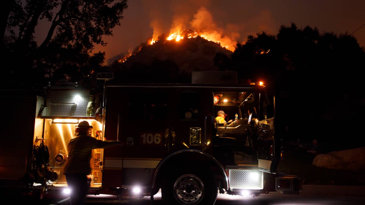 Palomiehet taltuttivat viime yönä paloa Monrovissa, Kaliforniassa. 