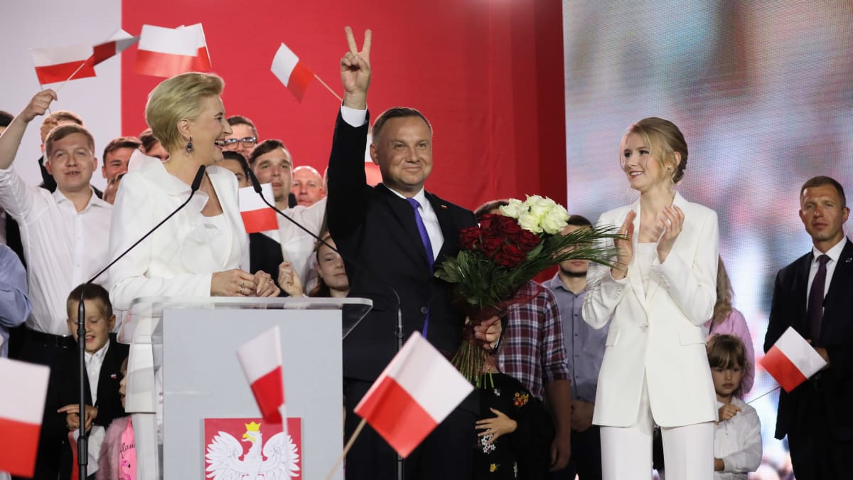 Andrzej Duda näyttää voitonmerkkiä
