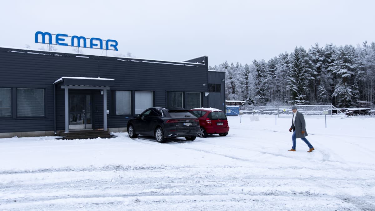Memar oy:n toinen omistaja Aki Kangas Virroilla yrityksen edustalla lumisessa talvimaisemassa.
