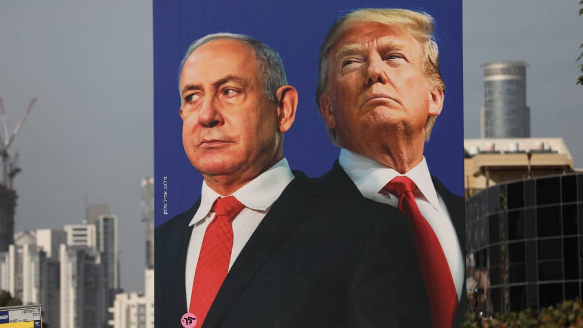 Israelin pääministeri Benjamin Netanjahu ja Yhdysvaltojen entinen presidentti Donald Trump ikuistettuna mainostauluun Tel Avivissa Israelissa.