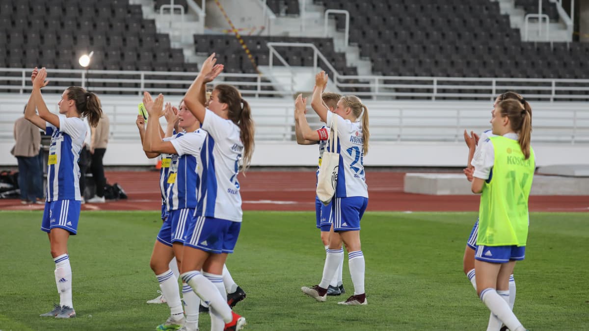 HJK:n joukkue kiittää kannattajia Olympiastadionilla pelatun voitokkaan ottelun jälkeen. 