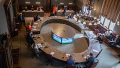 Hallitus kokoontui suuren kokouspöydän ympärille Säätytalossa huhtikuussa 2020.