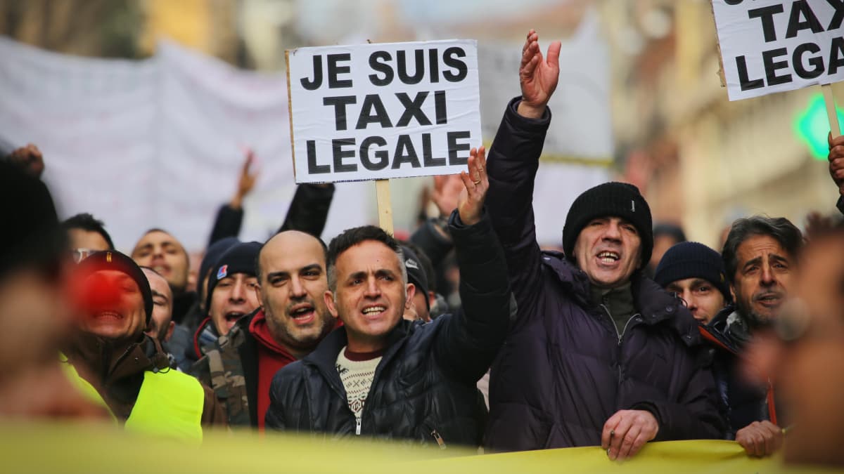 Italialaiset taksikuskit protestoivat Uberia vastaan.
