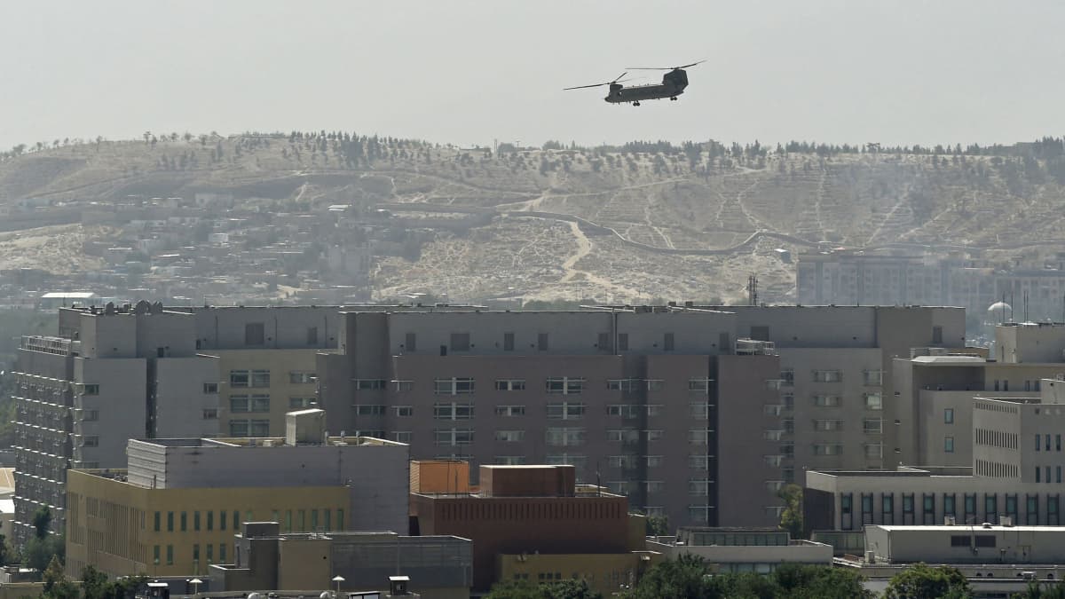 Yhdysvaltain helikopteri lentää Yhdysvaltain suurlähetystön yllä Kabulissa.