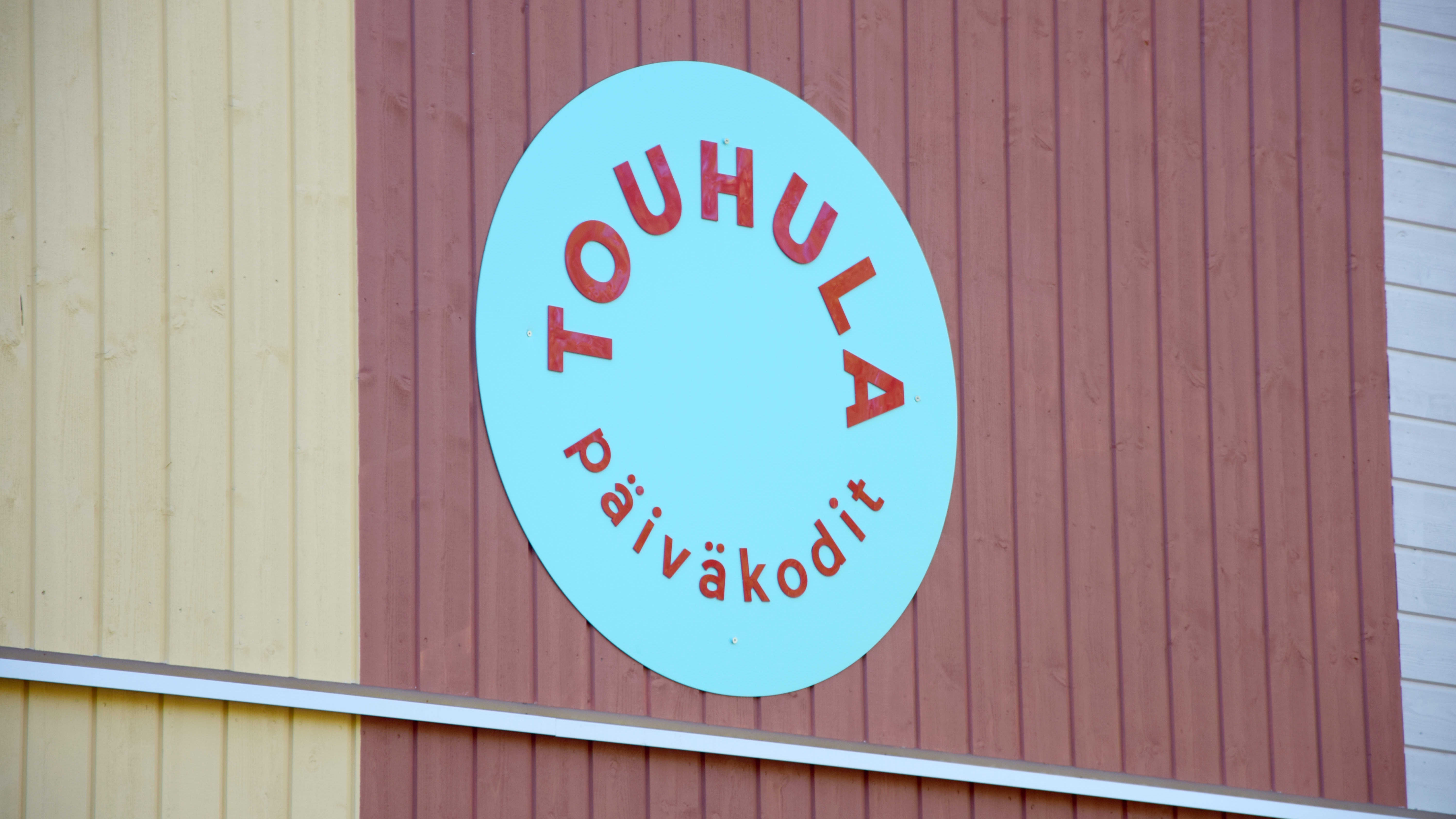 Bild på en skylt där det står Touhula päiväkodit