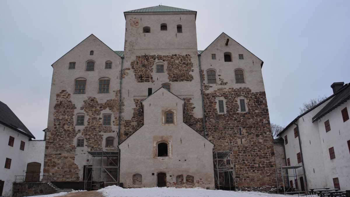 Turun linna on kiinnostanut kävijöitä, vaikka vierailuaikaa on rajoitettu |  Yle Uutiset