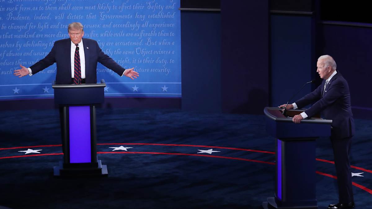 Donald Trump ja Joe Biden television vaaliväittelyssä. Trump levittää käsiään puhuessaan. 