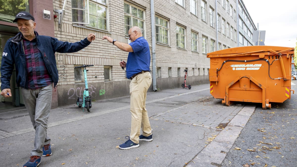 Aarre Rikhard Sundell ja Kimmo Karvinen heilauttavat toisilleen kadulla Sininauha Oy:n asumisyksikön edessä.