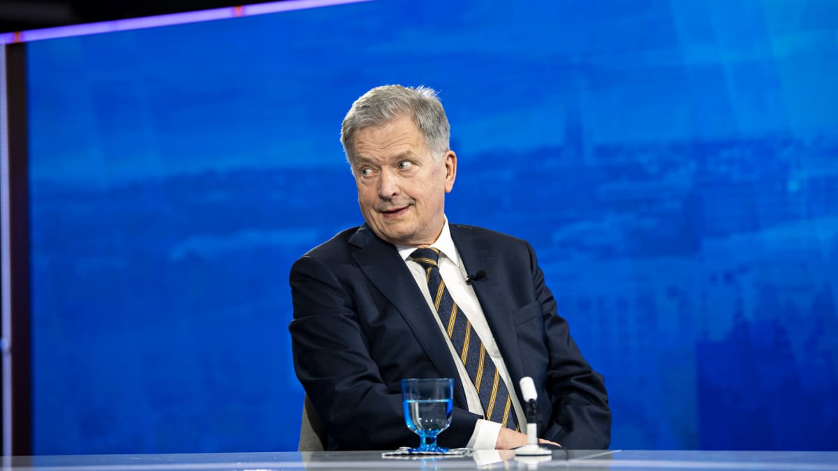 Sauli Niinistö Ykkösaamun studiossa ennen suoran lähetyksen alkua.