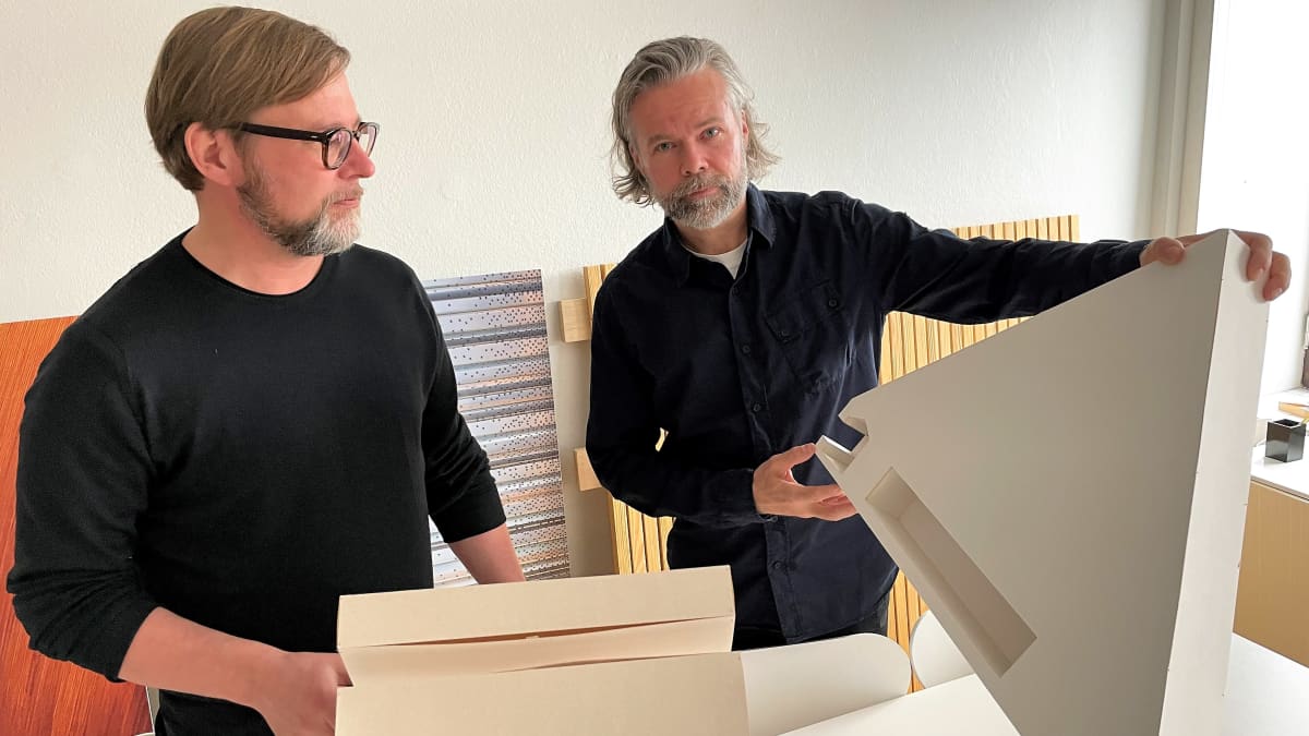 K2S-toimiston arkkitehdit Mikko Summanen ja Kimmo Lintula esittelevät osia Ylivieskan kirkon pienoismallista.