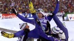 Suomen miesten viestijoukkue MM-hiihdoissa Lahdessa 2001.