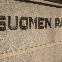 Suomen pankki- teksti seinässä. 