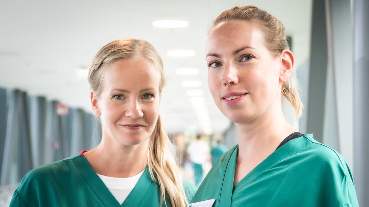Carita Vuorenpää ja Lotta Lantto leikkausalihoitajat Jorvin sairaalan Anestesia- ja leikkausosasto.