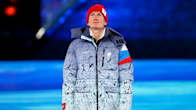 Aleksandr Bolshunov palkintojenjaossa olympialaisissa.