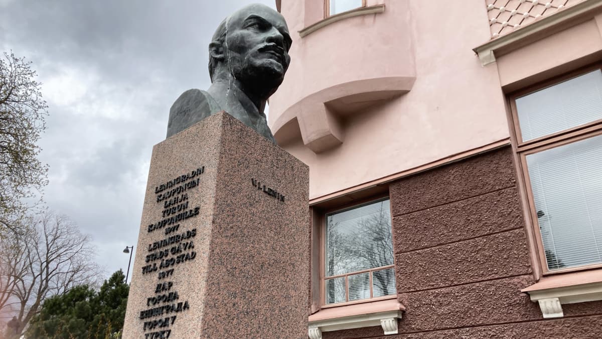 V.I. Leninin rintakuva Turun Taidemuseomäessä.