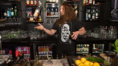 Baarimestari Samuel Honkavaaran valmistaa drinkin Riff -baarissa Helsingissä.