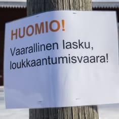 Huomiolappu kiinnitettynä pylvääseen Lappeenrannan Linnoituksessa.