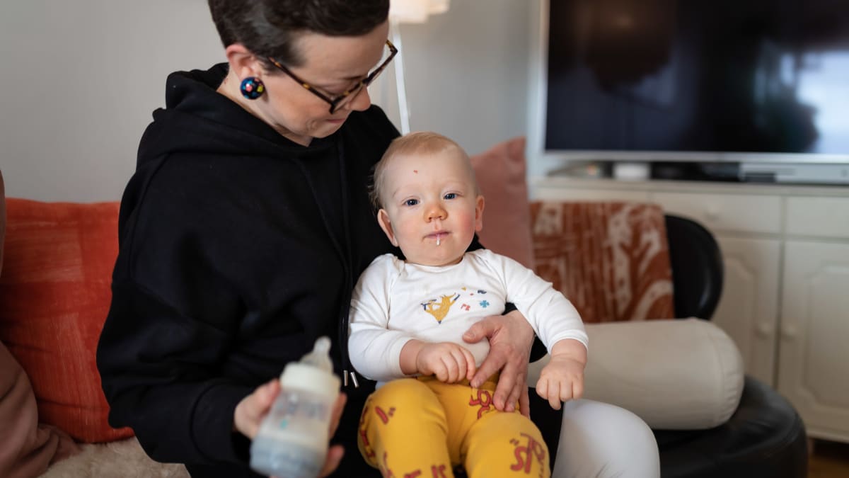Elmer Helin on iloinen korvikeruokittu vauva – jos imetys ei sujukaan,  pulloruokinnasta voi olla hankalaa löytää neutraalia tietoa