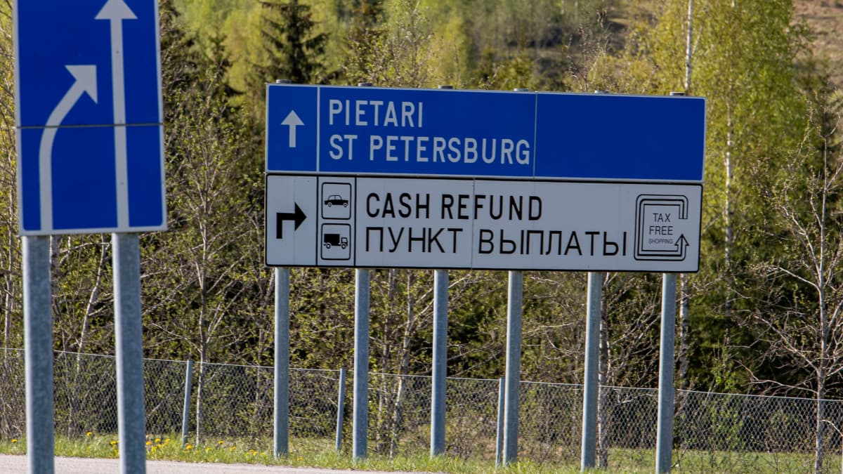 Kyltti, jossa lukee Pietari ja ST Petersburg.