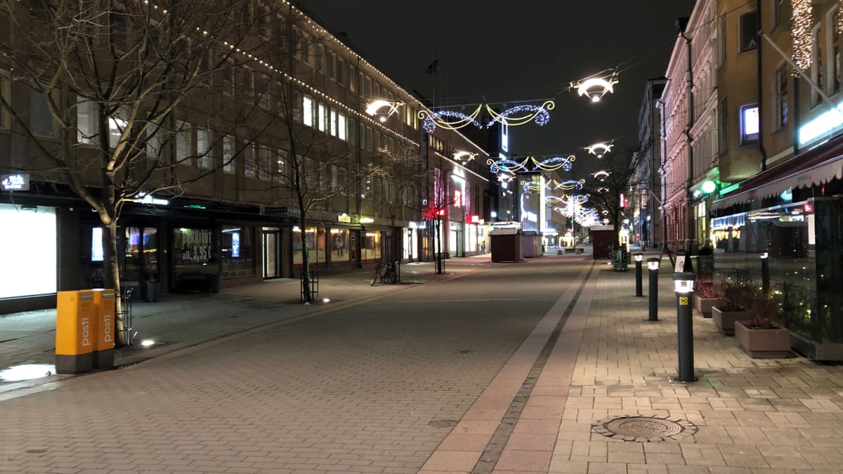 Kävelykatu tyhjänä Turun keskustassa 12.1.2022.