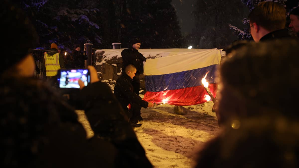 Venäjän lippua poltetaan 612-soihtumielenosoituksen yhteydessä.