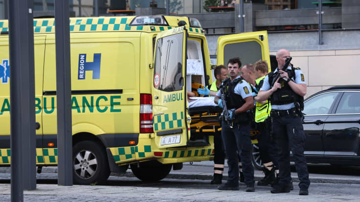 Ambulanssi ja aseistautuneita poliiseja Field's-ostoskeskuksen ulkopuolella Kööpenhaminassa.