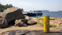 Matkustaja-alus MS Jaana Rankin saaren laiturissa. Rankin saaren kallioita.
