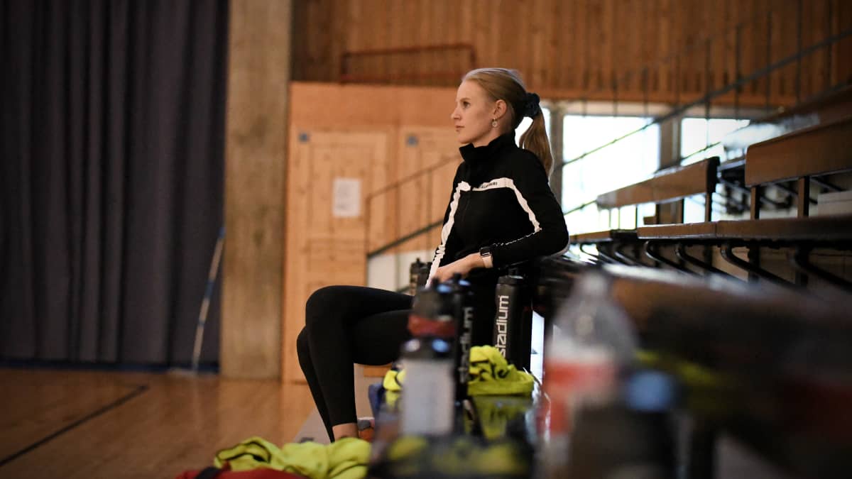 Mia Åstrand sitter.